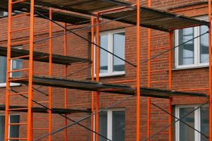 Аренда строительных лесов в Санкт-Петербурге: особенности использования, преимущества для застройщиков и роль современных сервисных компаний