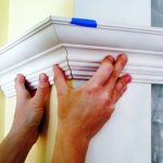 How to trim a ceiling plinth