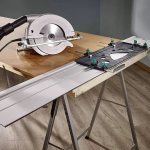Guide for manual circular saw
