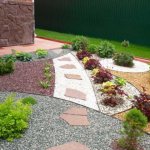 Decorating a flowerbed with crushed stone with your own hands - inexpensive, stylish and reliable